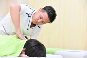 五十肩の施術で肩まわりを手技でゆるめている様子